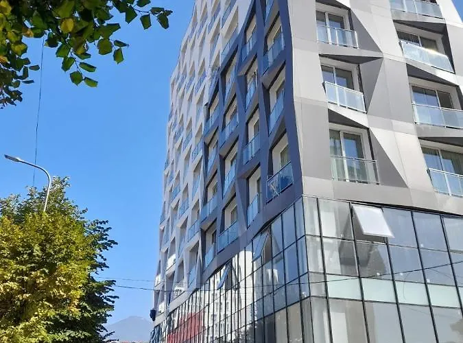 Urban Serenity Skyline View 1 公寓