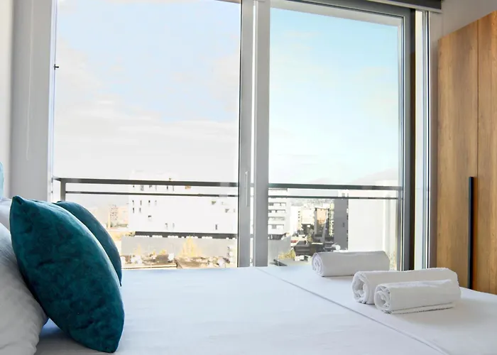 Urban Serenity Skyline View 1 公寓
